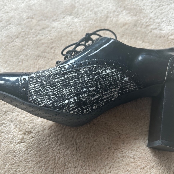 Tahari Lace Up High Heeled Oxfords Size 10 - Picture 3 of 4